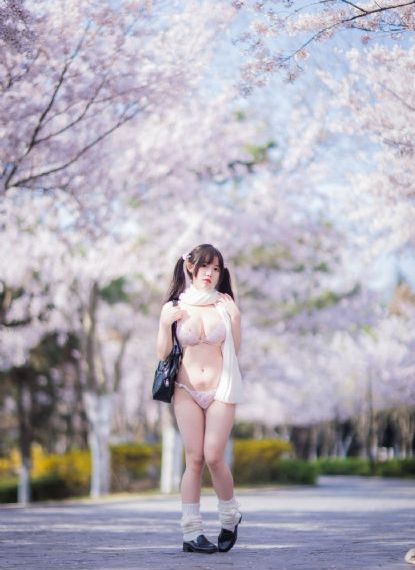 片名叫《官狱女囚》